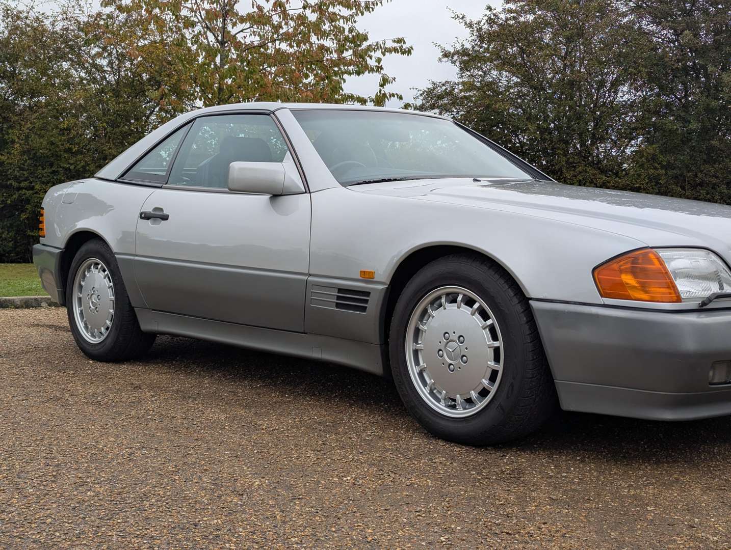 <p>1990 MERCEDES 300 SL-24</p>