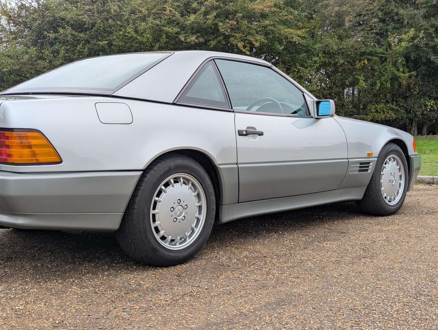 <p>1990 MERCEDES 300 SL-24</p>