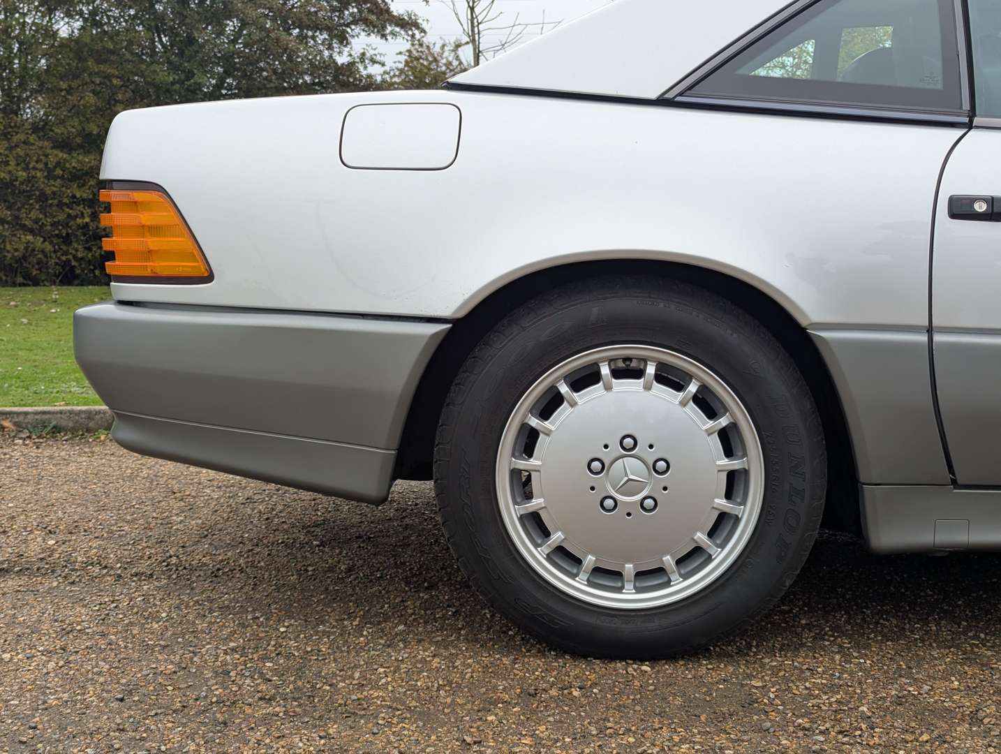 <p>1990 MERCEDES 300 SL-24</p>