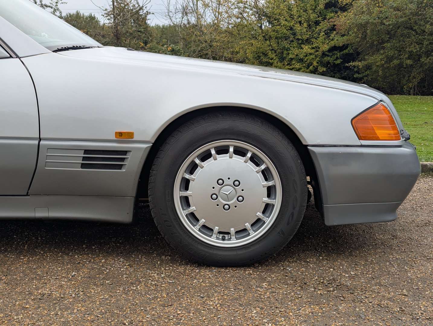 <p>1990 MERCEDES 300 SL-24</p>