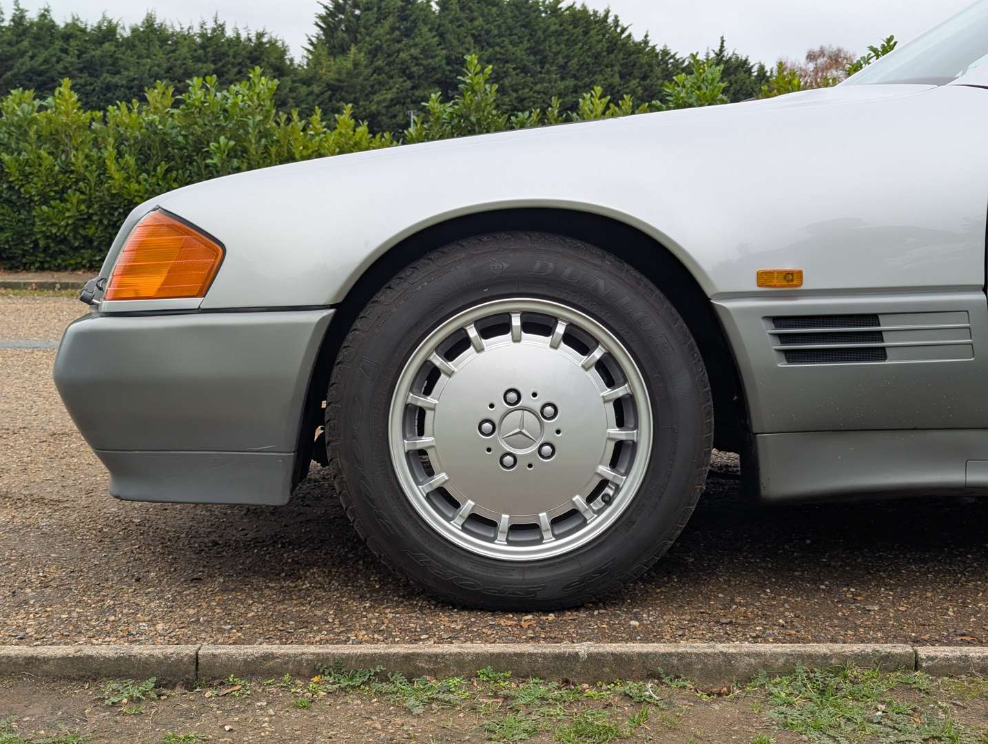 <p>1990 MERCEDES 300 SL-24</p>