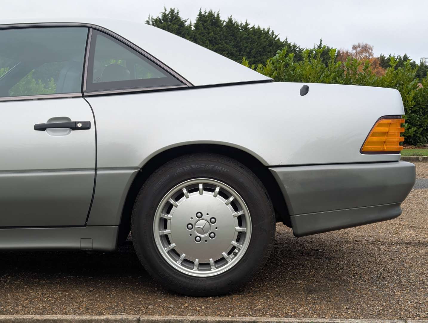 <p>1990 MERCEDES 300 SL-24</p>