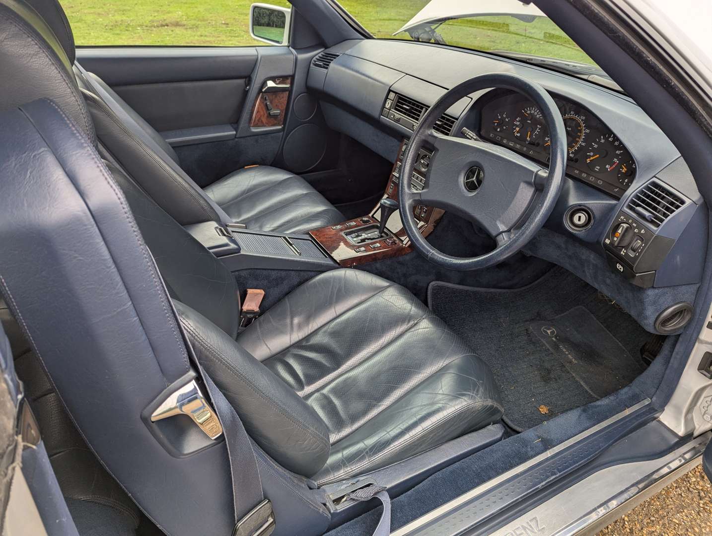 <p>1990 MERCEDES 300 SL-24</p>