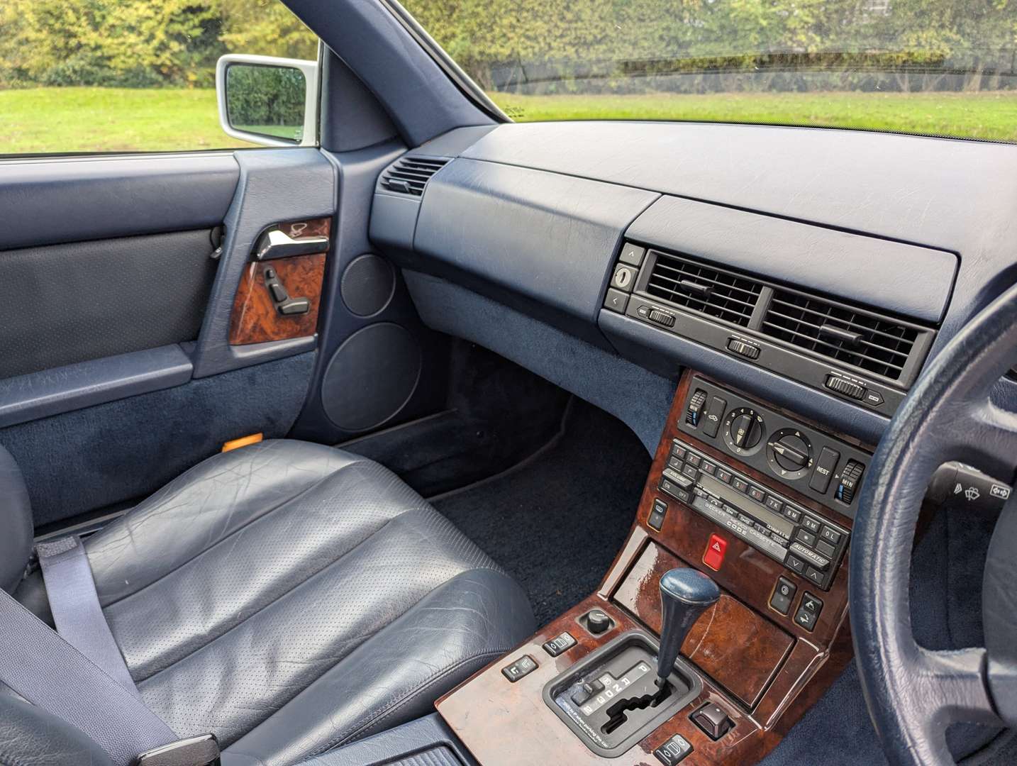 <p>1990 MERCEDES 300 SL-24</p>