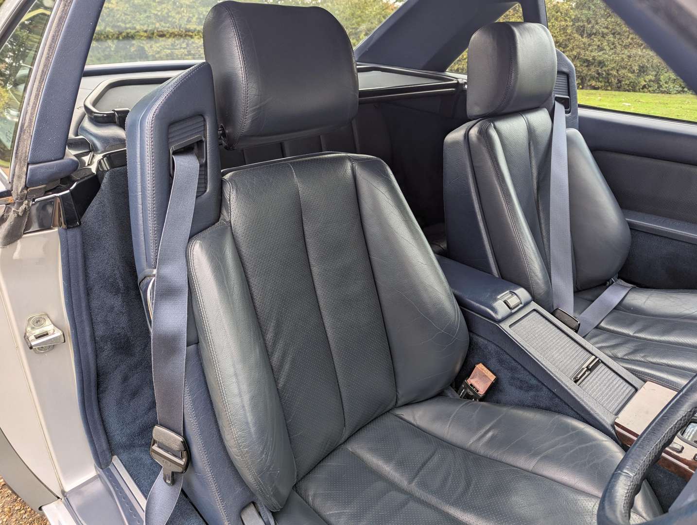 <p>1990 MERCEDES 300 SL-24</p>