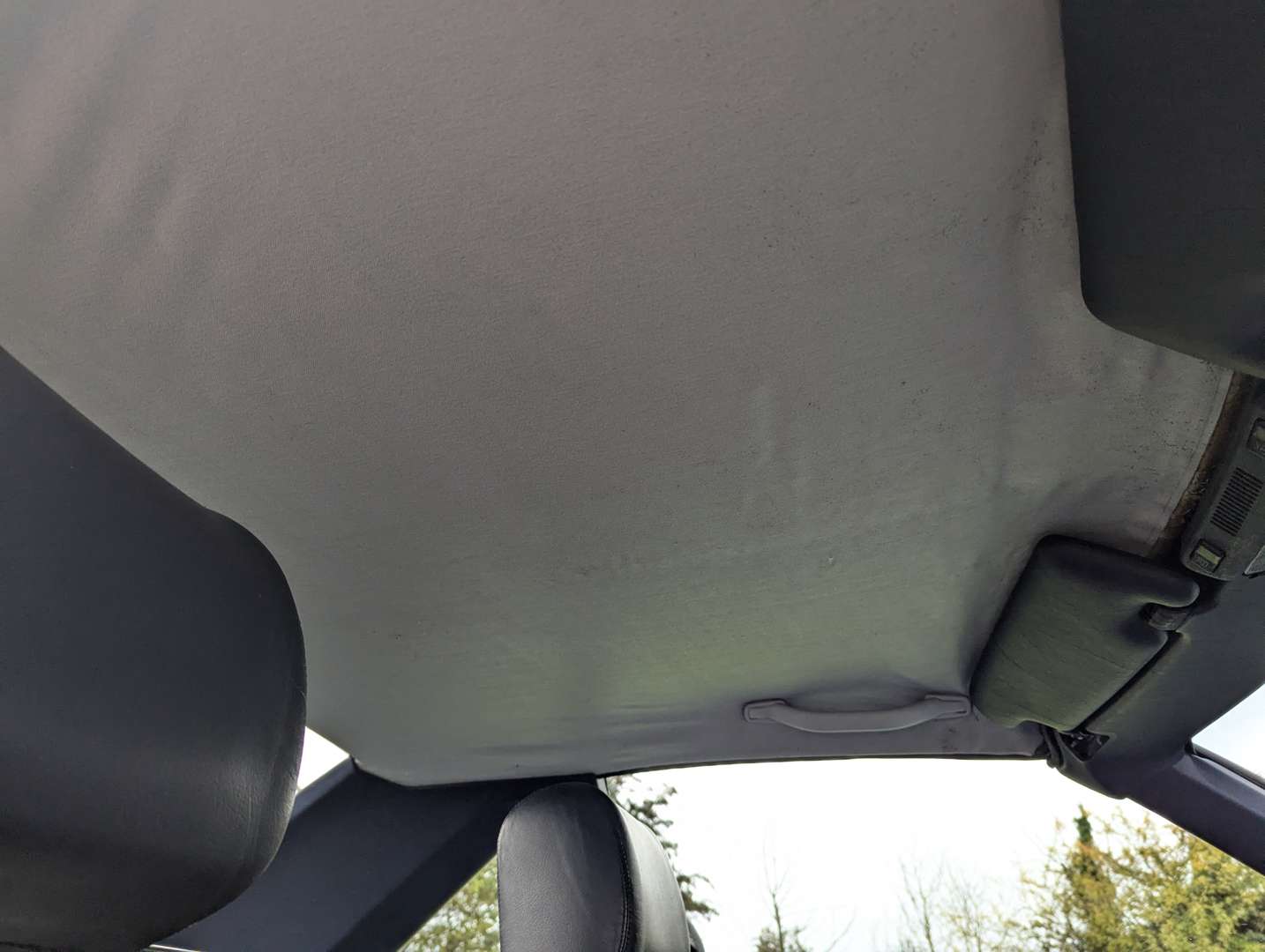 <p>1990 MERCEDES 300 SL-24</p>