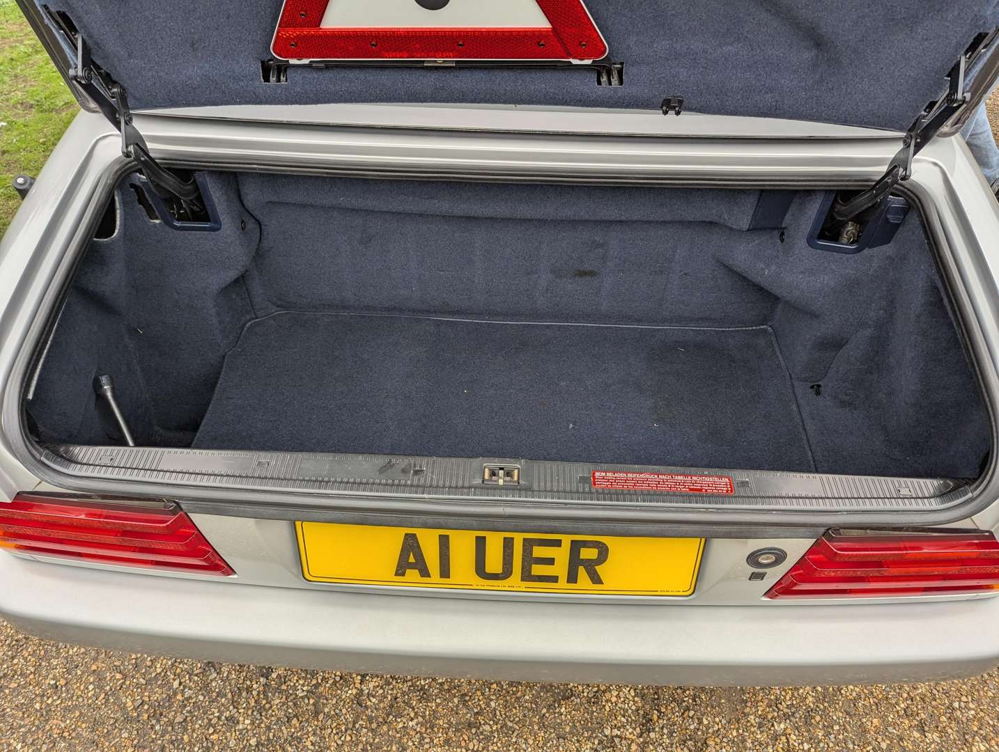 <p>1990 MERCEDES 300 SL-24</p>