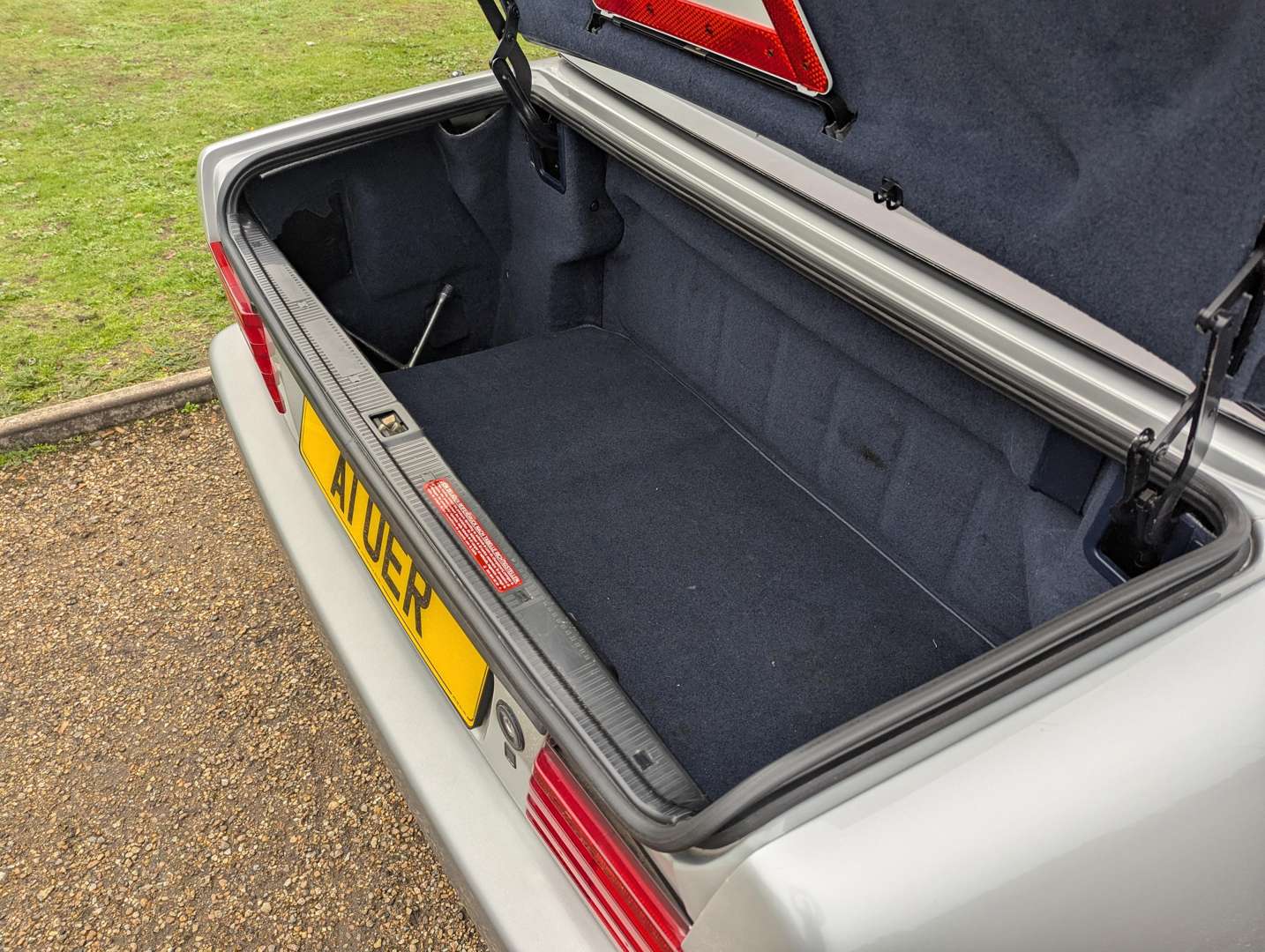 <p>1990 MERCEDES 300 SL-24</p>