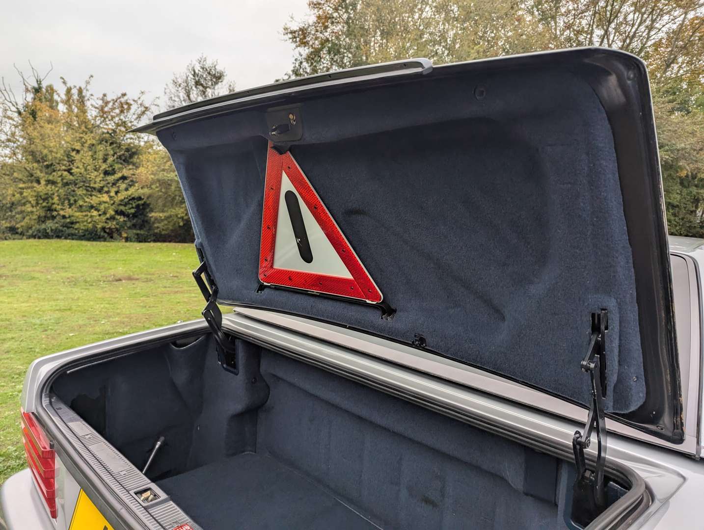 <p>1990 MERCEDES 300 SL-24</p>