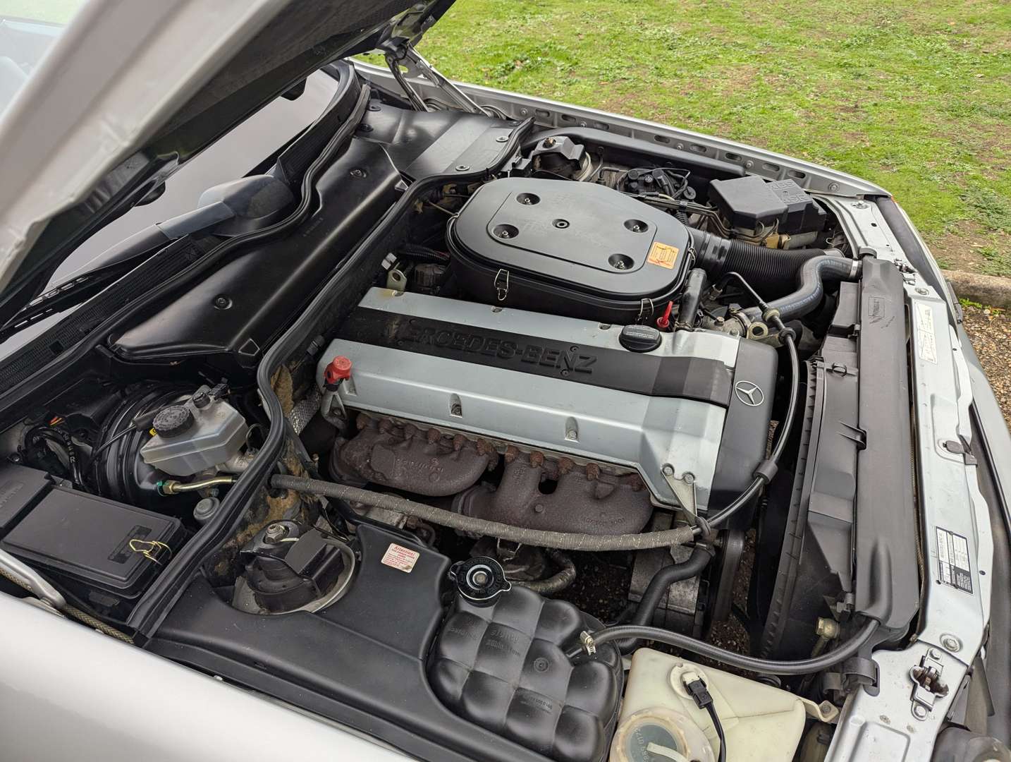 <p>1990 MERCEDES 300 SL-24</p>