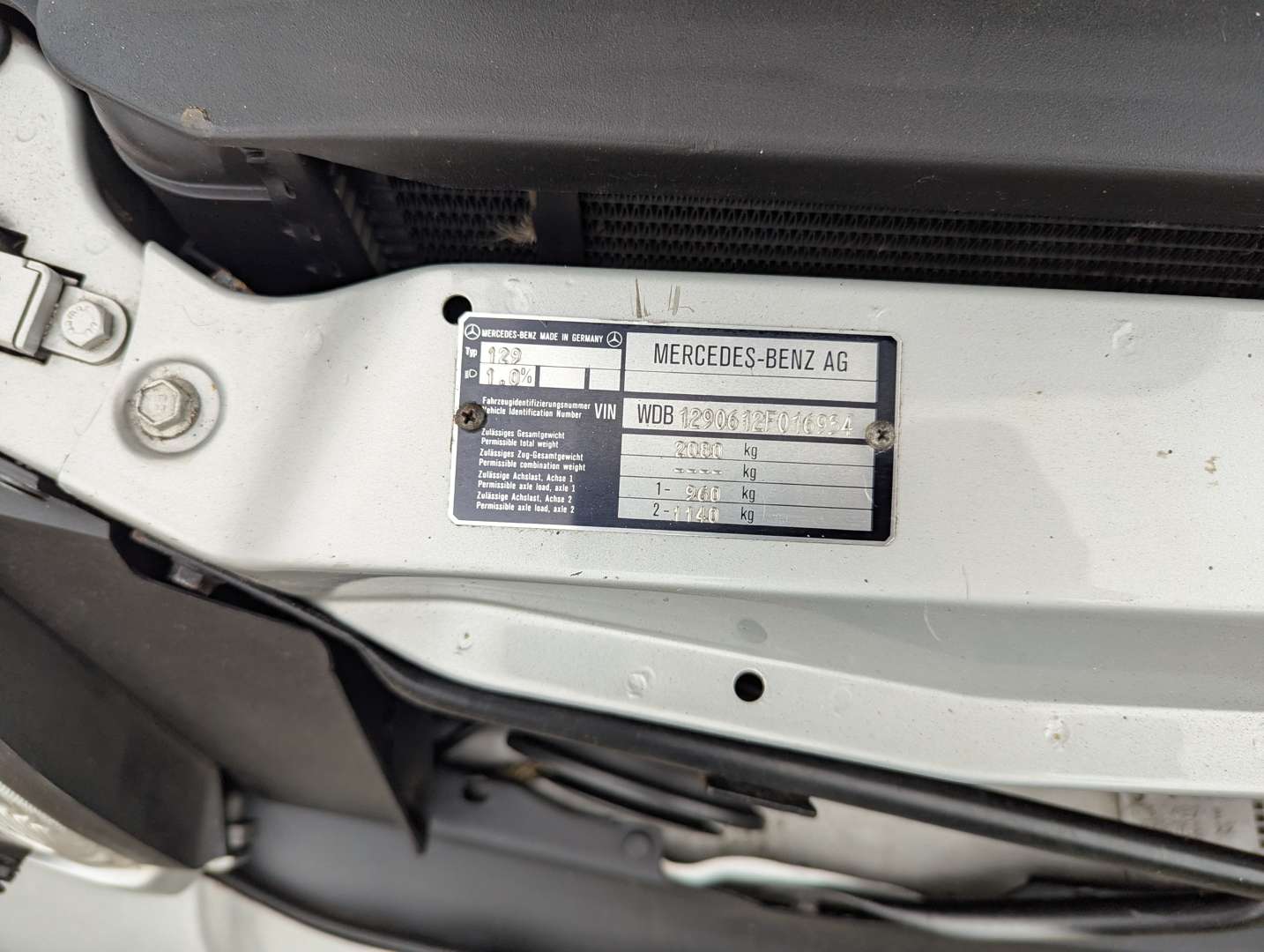 <p>1990 MERCEDES 300 SL-24</p>