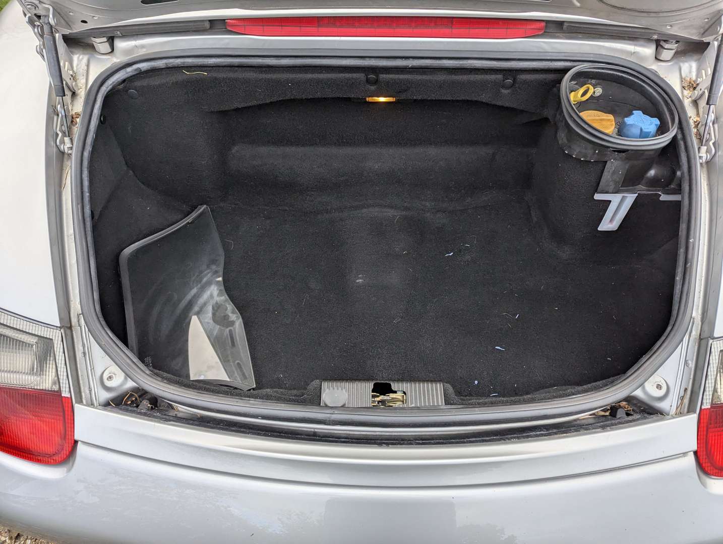 <p>2001 PORSCHE BOXSTER (986)</p>