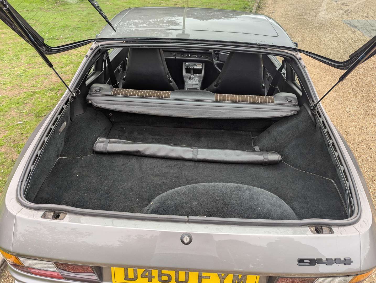 <p>1986 PORSCHE 944</p>