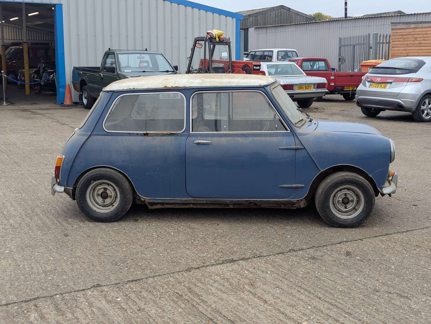 <p>1968 AUSTIN MINI COOPER MKII</p>