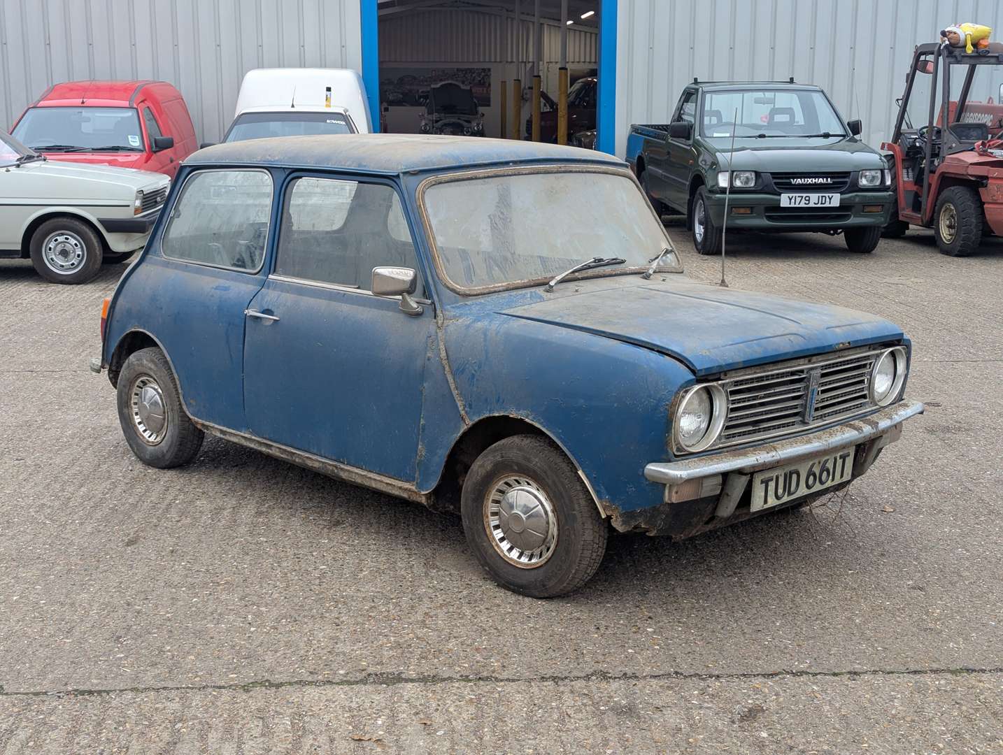 <p>1976 LEYLAND MINI CLUBMAN SALOON</p>