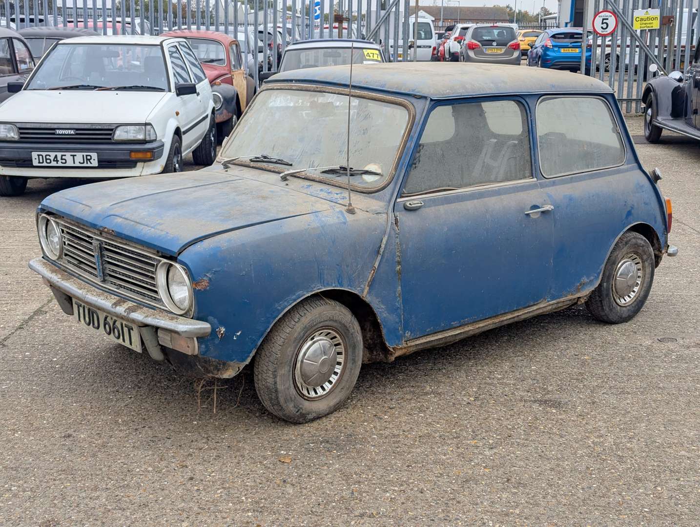 <p>1976 LEYLAND MINI CLUBMAN SALOON</p>