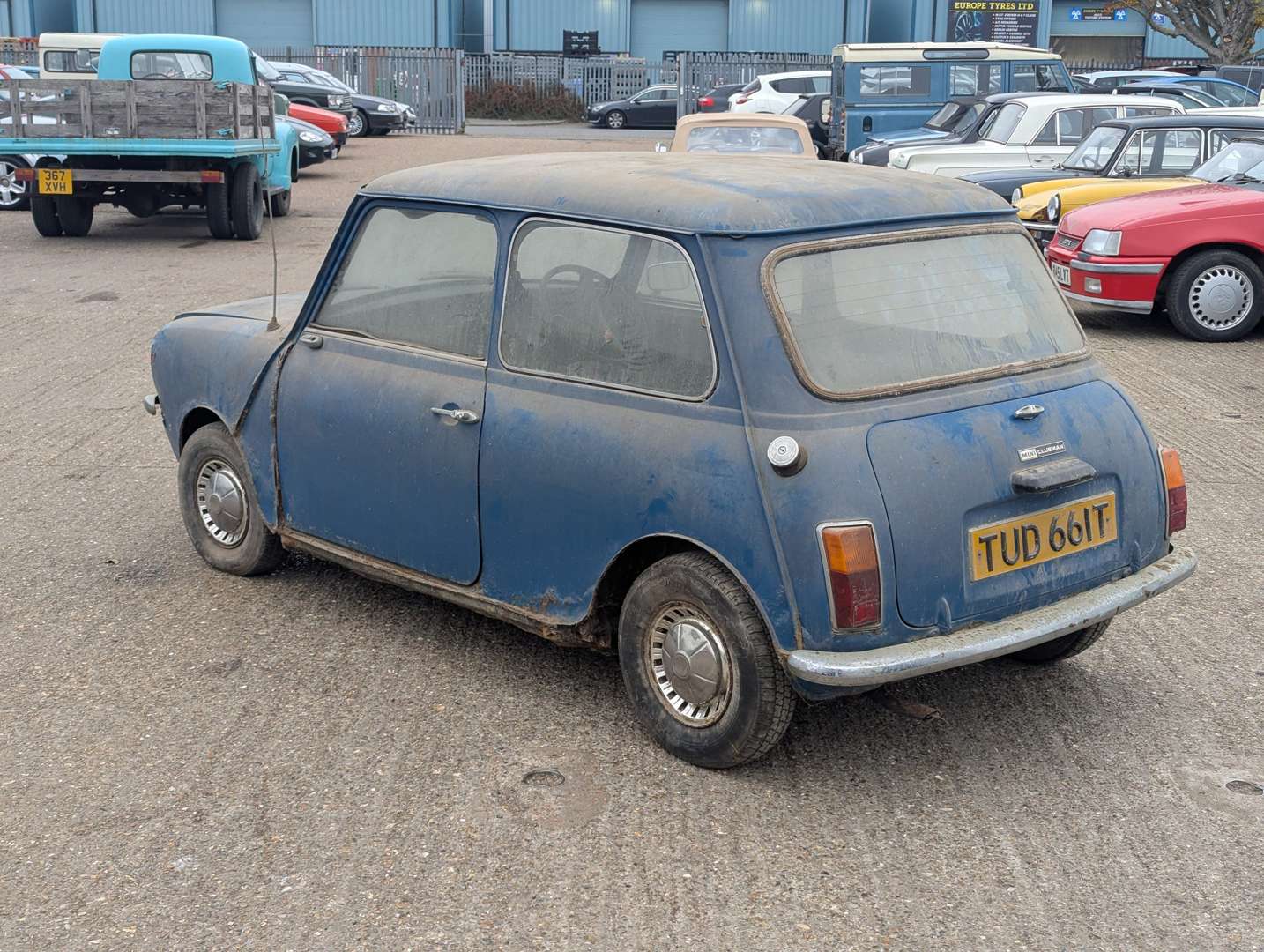 <p>1976 LEYLAND MINI CLUBMAN SALOON</p>