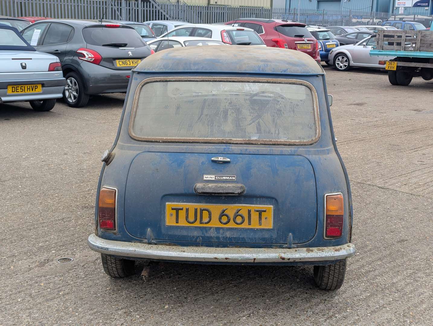 <p>1976 LEYLAND MINI CLUBMAN SALOON</p>