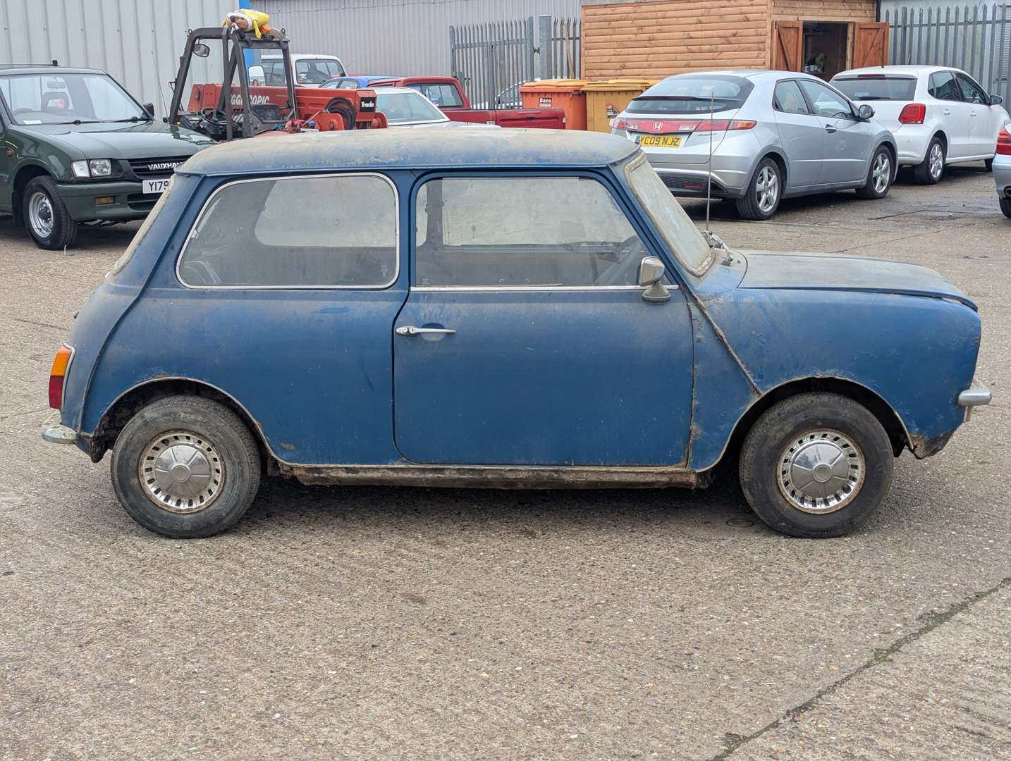 <p>1976 LEYLAND MINI CLUBMAN SALOON</p>