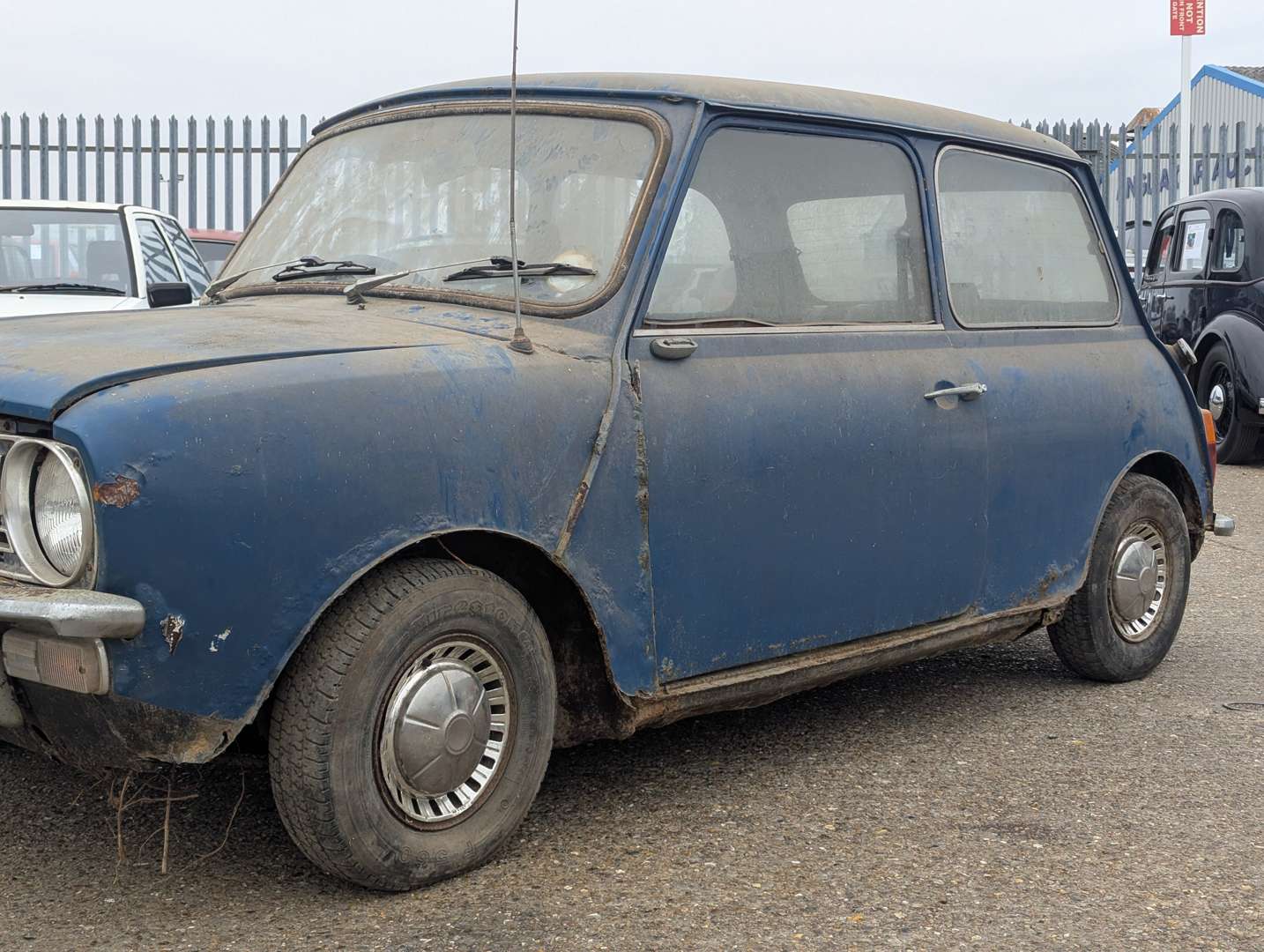 <p>1976 LEYLAND MINI CLUBMAN SALOON</p>