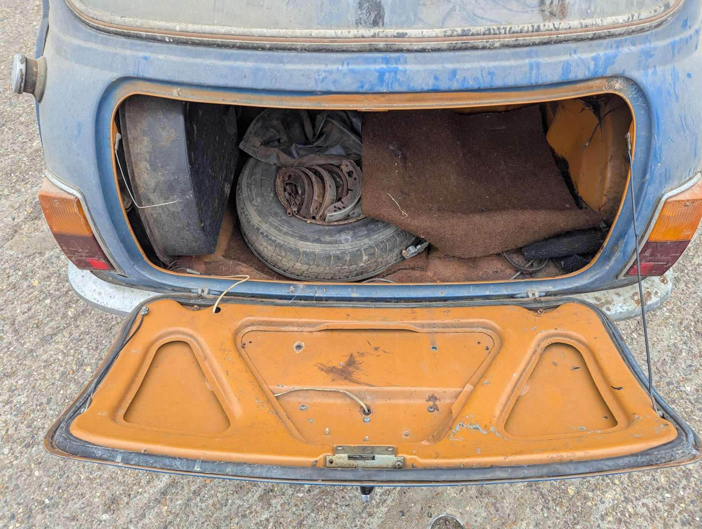 <p>1976 LEYLAND MINI CLUBMAN SALOON</p>