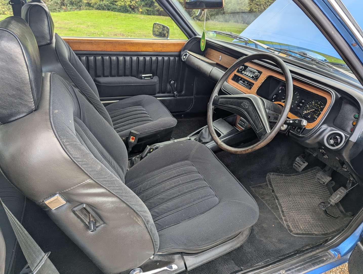 <p>1974 FORD GRANADA GHIA COUPE MANUAL</p>