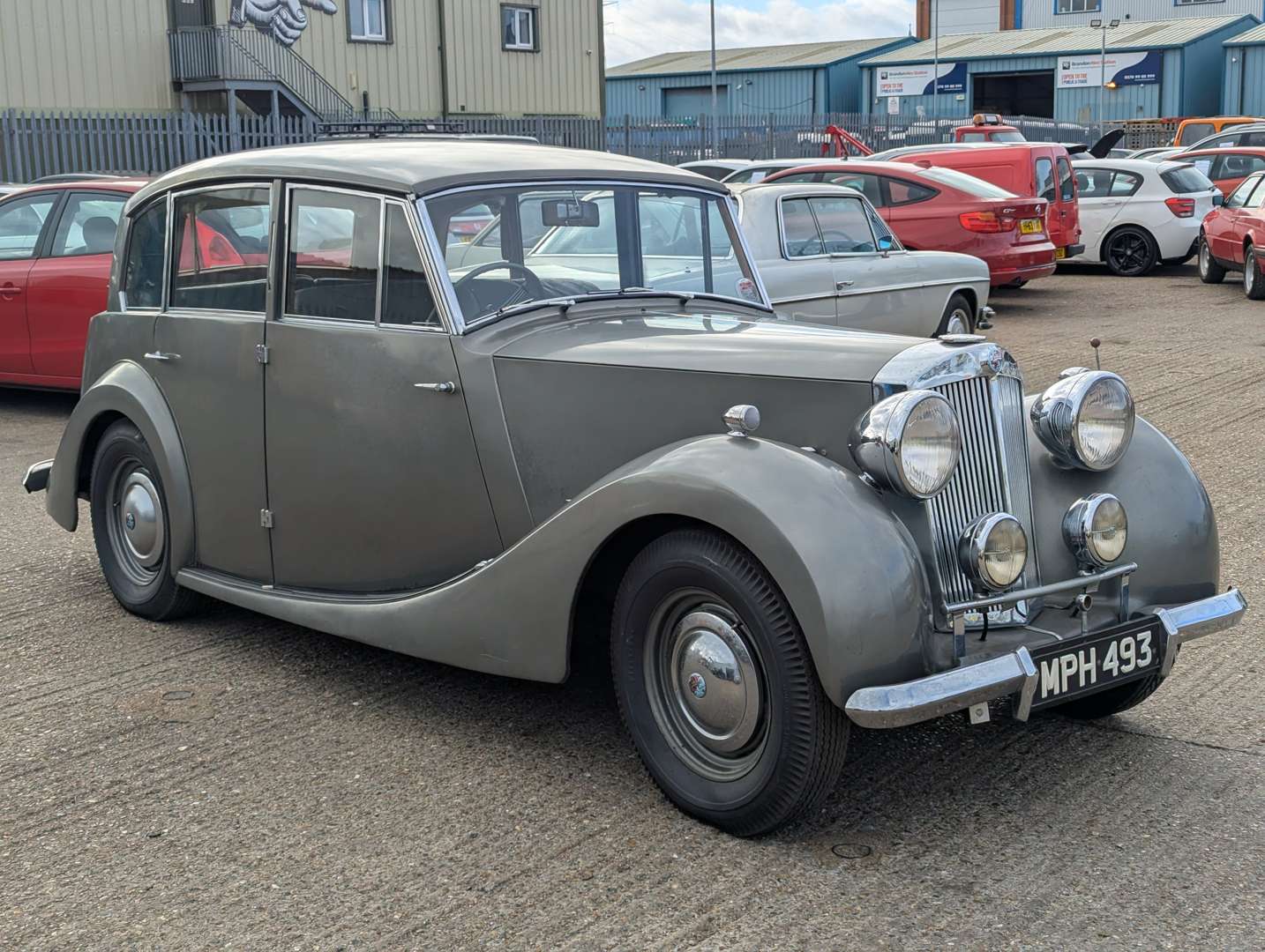 <p>1948 TRIUMPH 1800 SALOON</p>