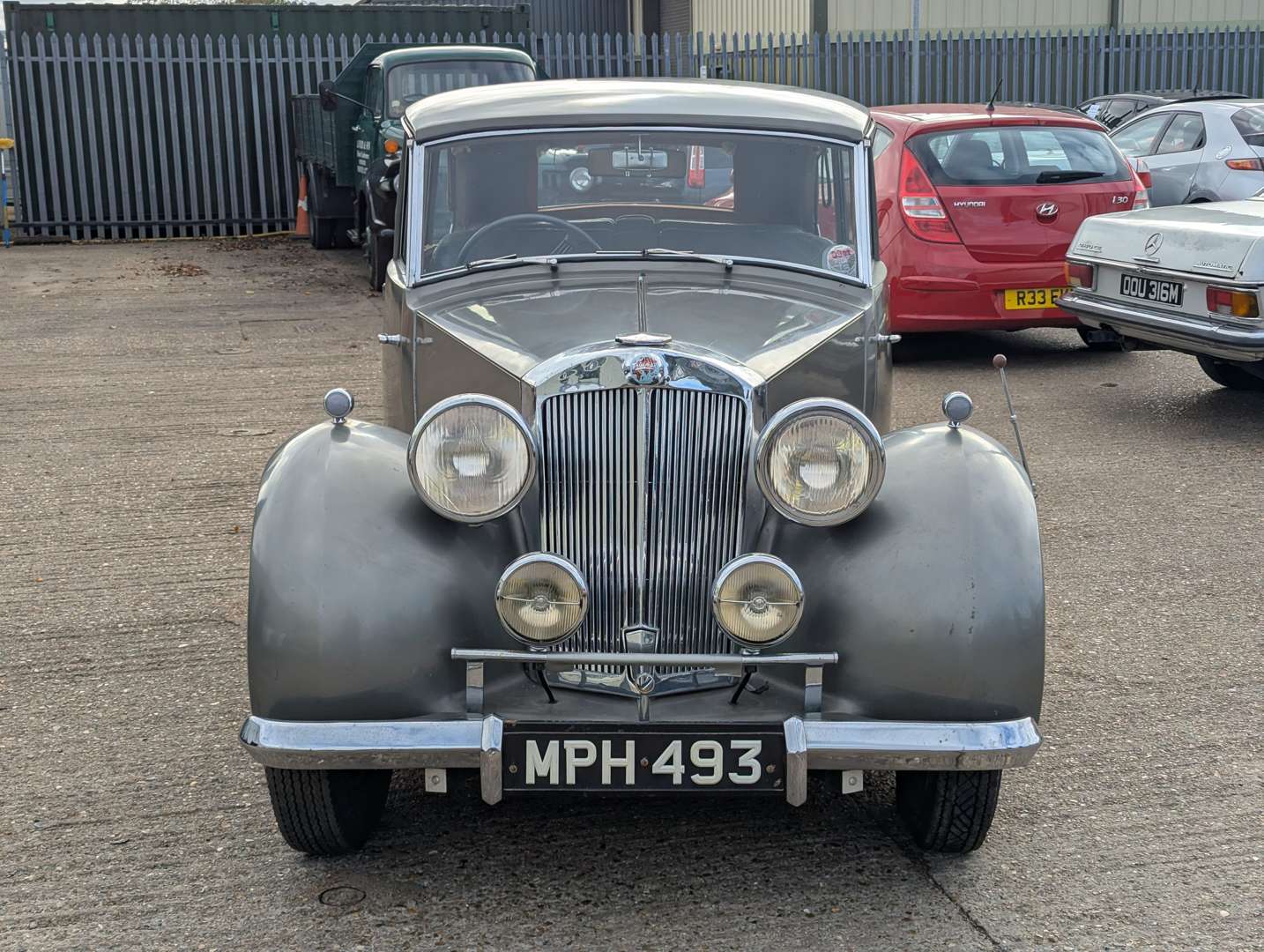 <p>1948 TRIUMPH 1800 SALOON</p>