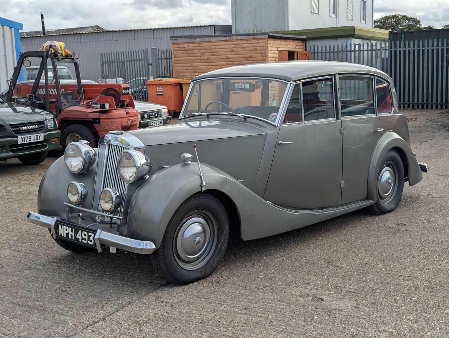 <p>1948 TRIUMPH 1800 SALOON</p>