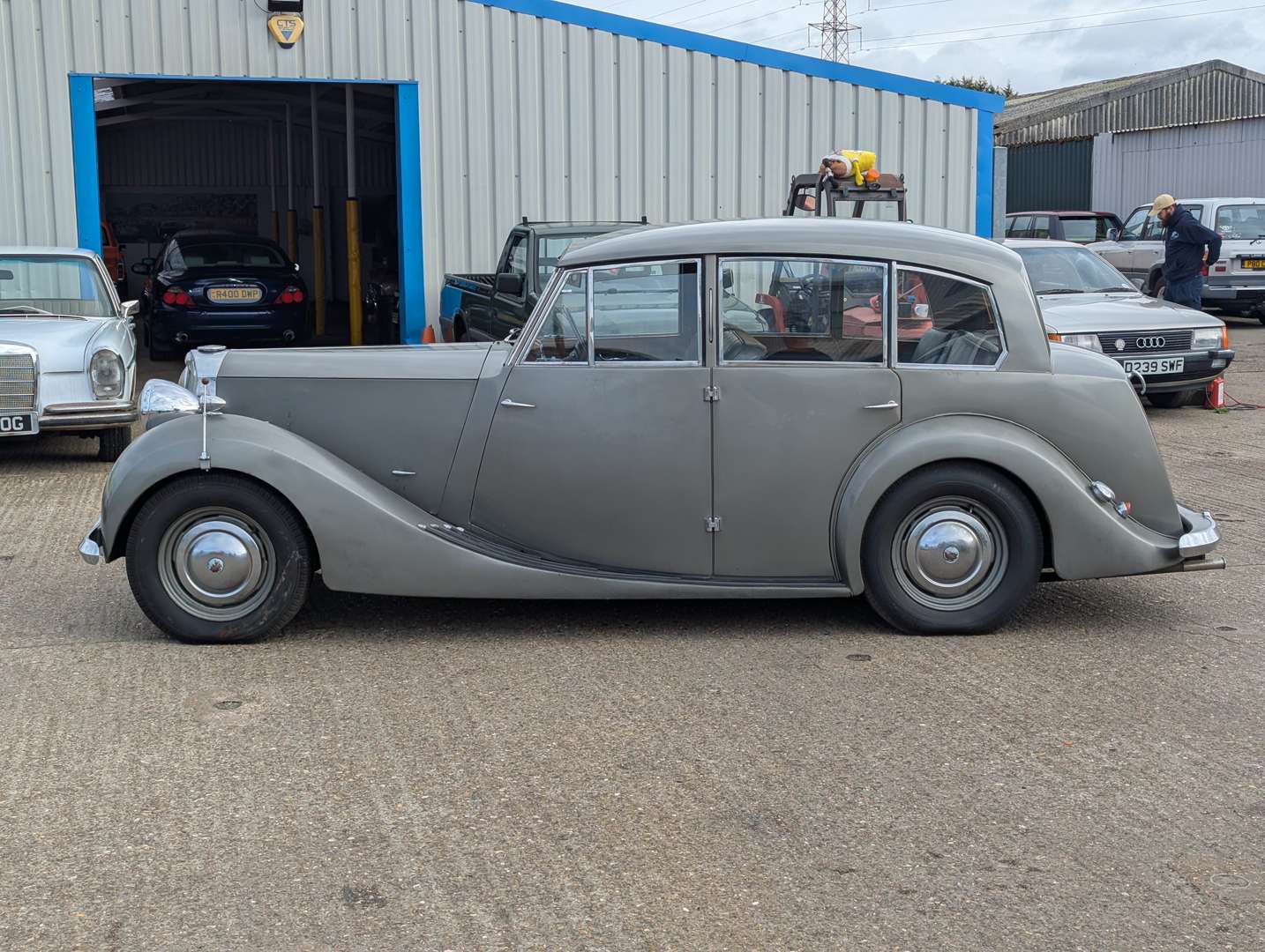 <p>1948 TRIUMPH 1800 SALOON</p>