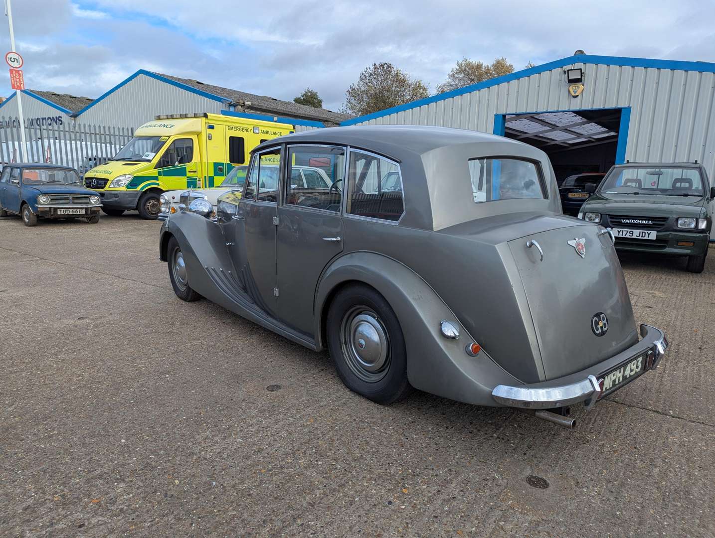 <p>1948 TRIUMPH 1800 SALOON</p>