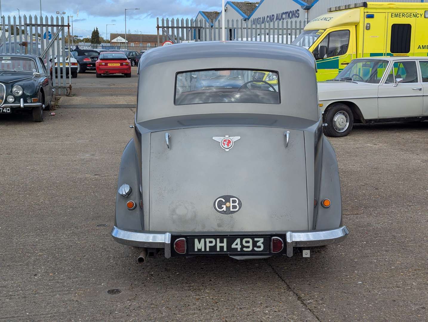 <p>1948 TRIUMPH 1800 SALOON</p>