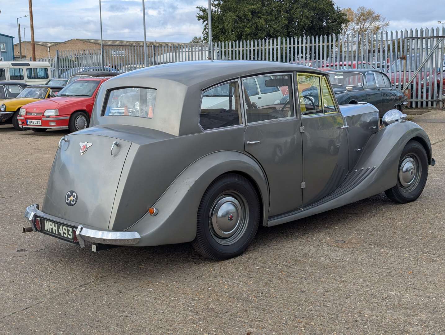 <p>1948 TRIUMPH 1800 SALOON</p>