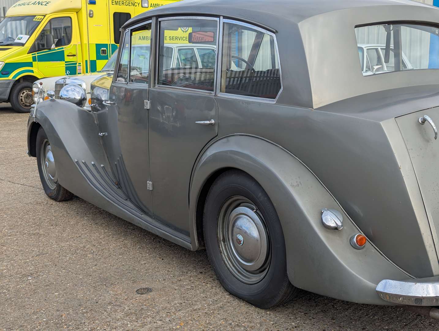 <p>1948 TRIUMPH 1800 SALOON</p>