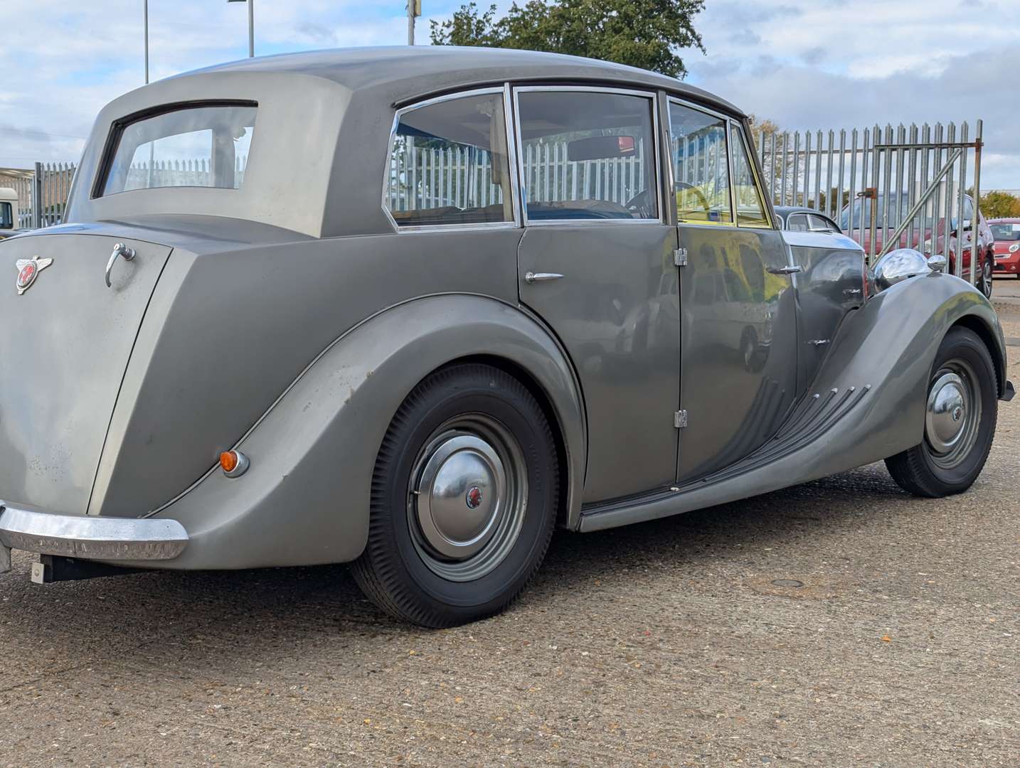 <p>1948 TRIUMPH 1800 SALOON</p>