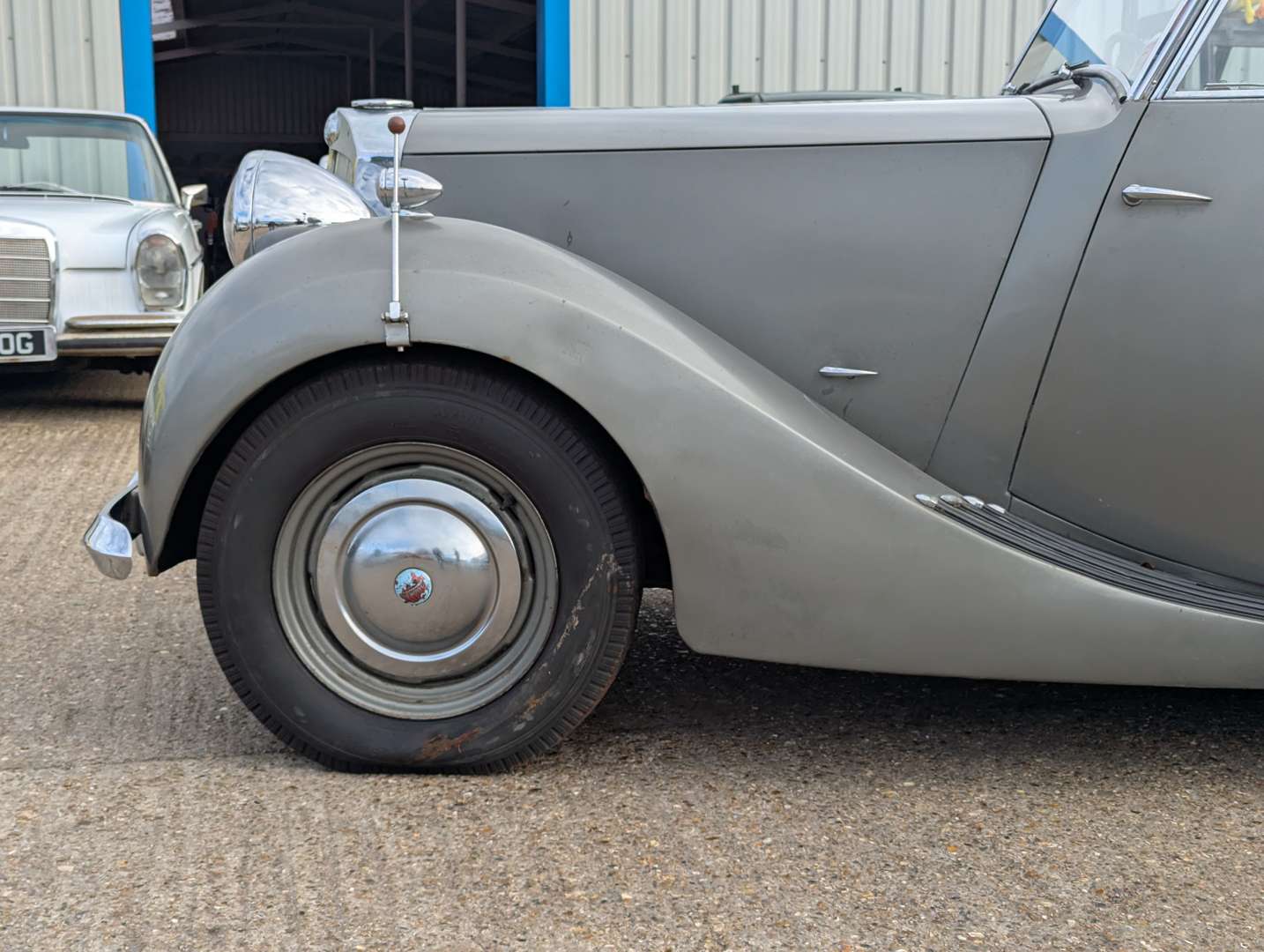 <p>1948 TRIUMPH 1800 SALOON</p>