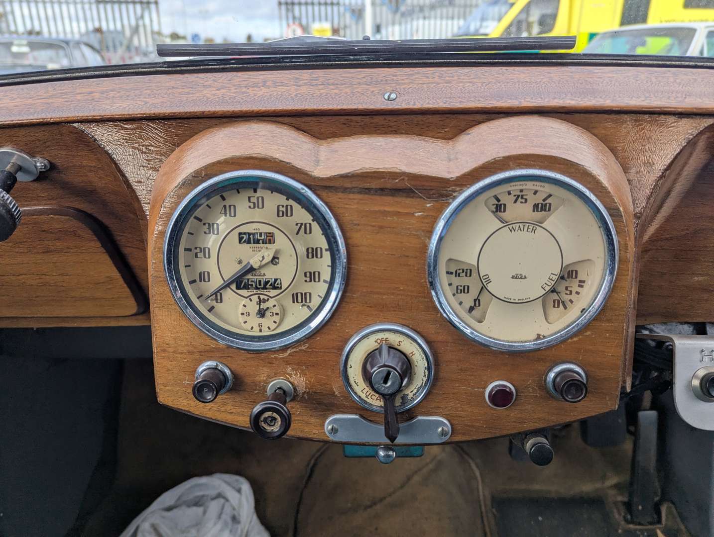 <p>1948 TRIUMPH 1800 SALOON</p>