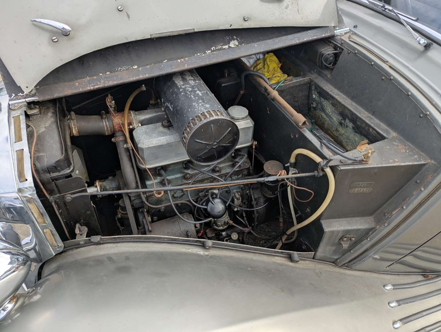 <p>1948 TRIUMPH 1800 SALOON</p>