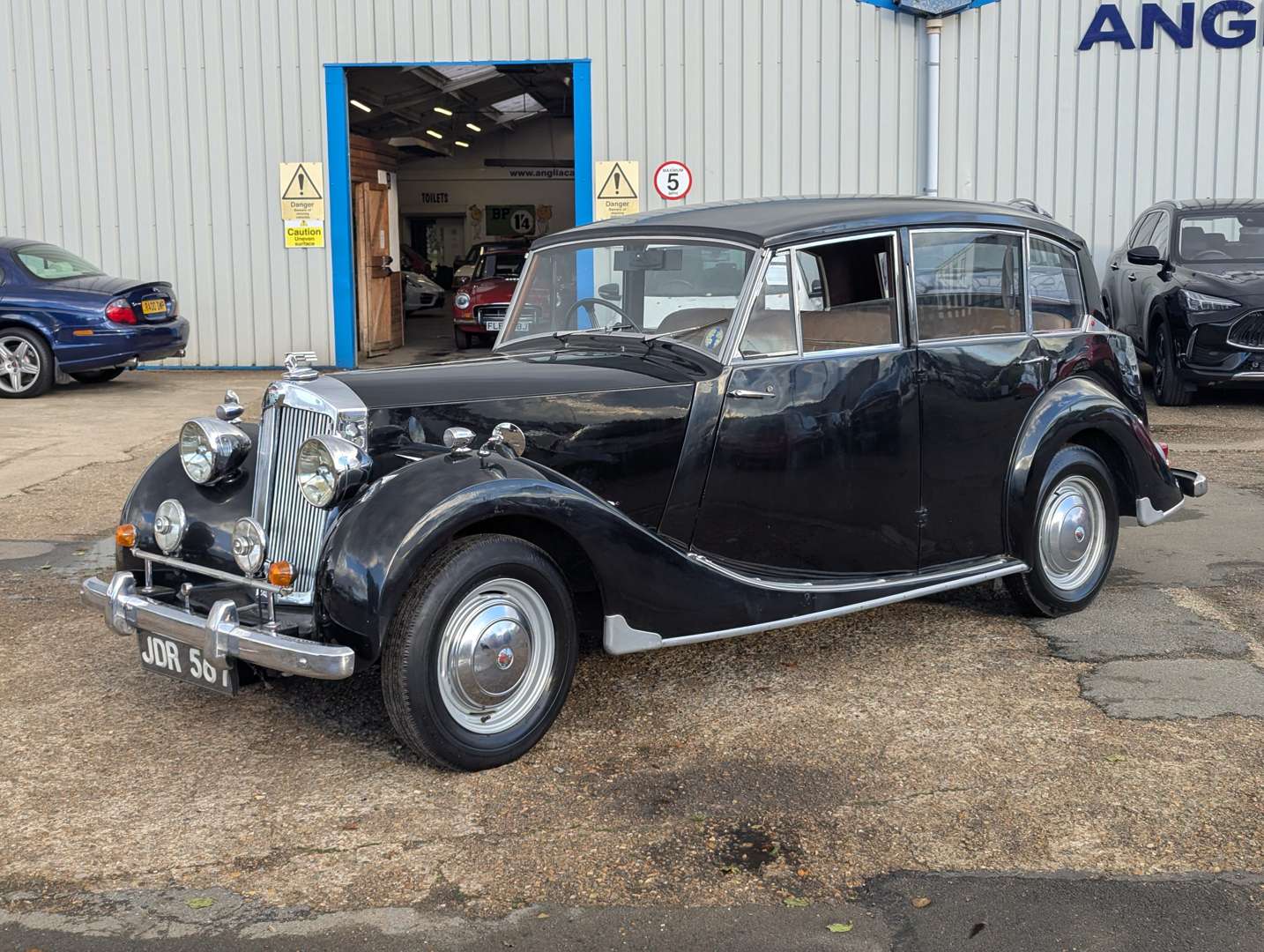 <p>1954 TRIUMPH RENOWN</p>