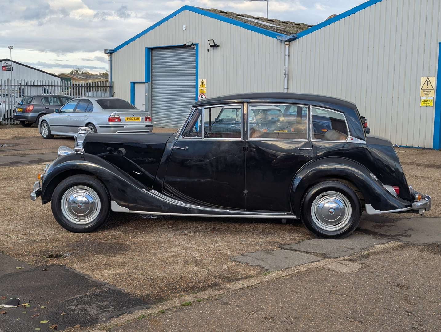 <p>1954 TRIUMPH RENOWN</p>