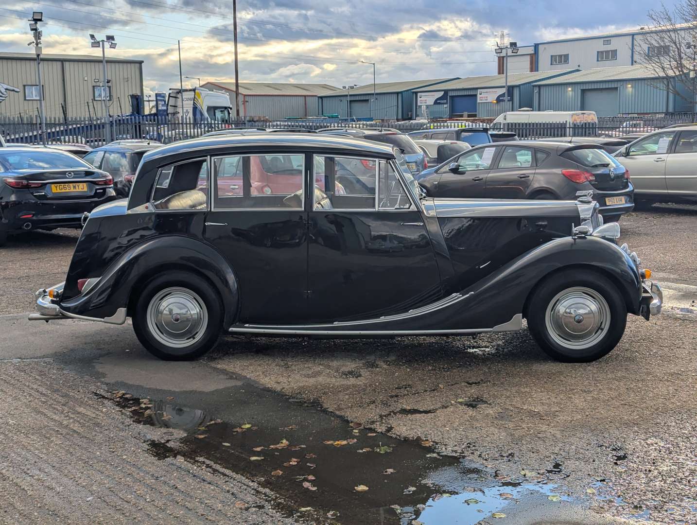 <p>1954 TRIUMPH RENOWN</p>