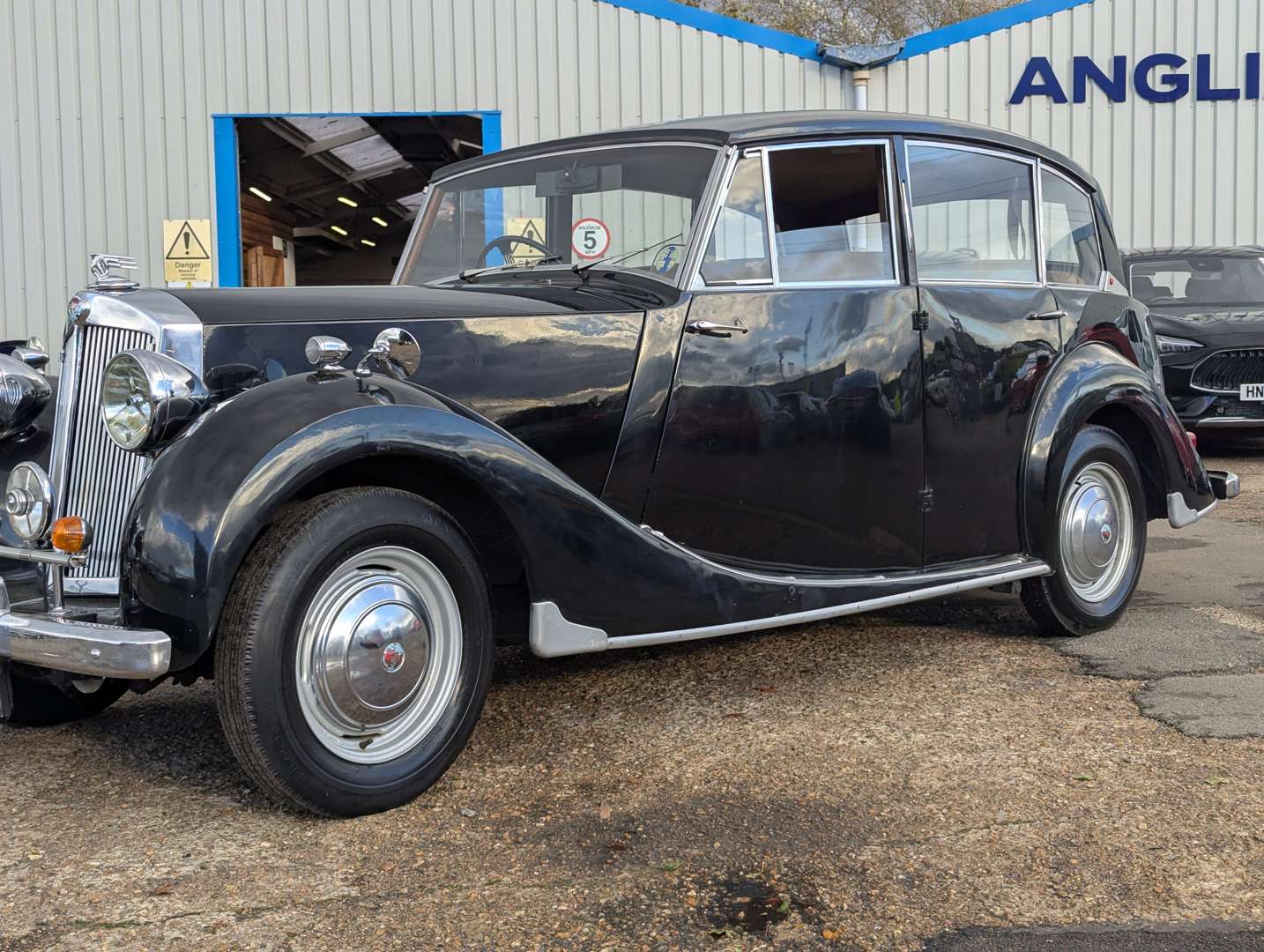 <p>1954 TRIUMPH RENOWN</p>