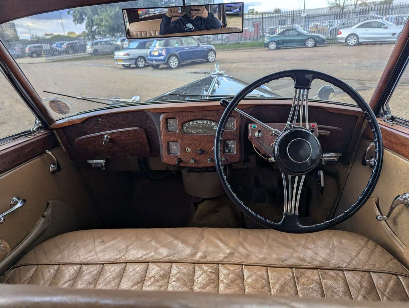 <p>1954 TRIUMPH RENOWN</p>