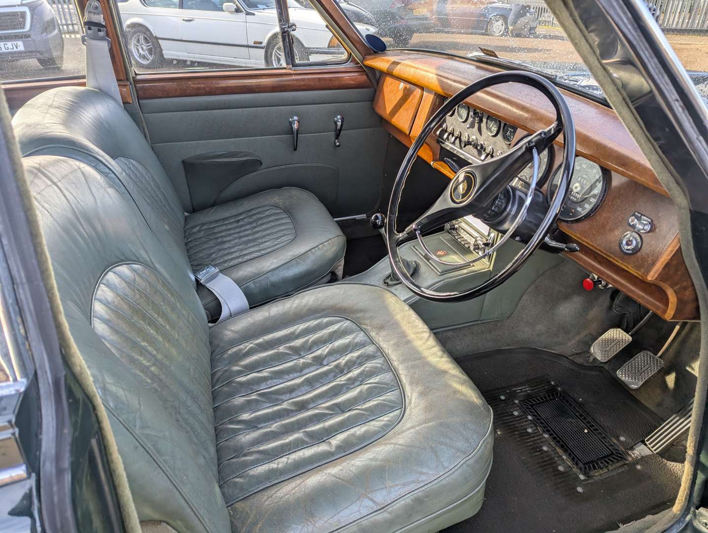 <p>1967 JAGUAR MKII 3.4</p>