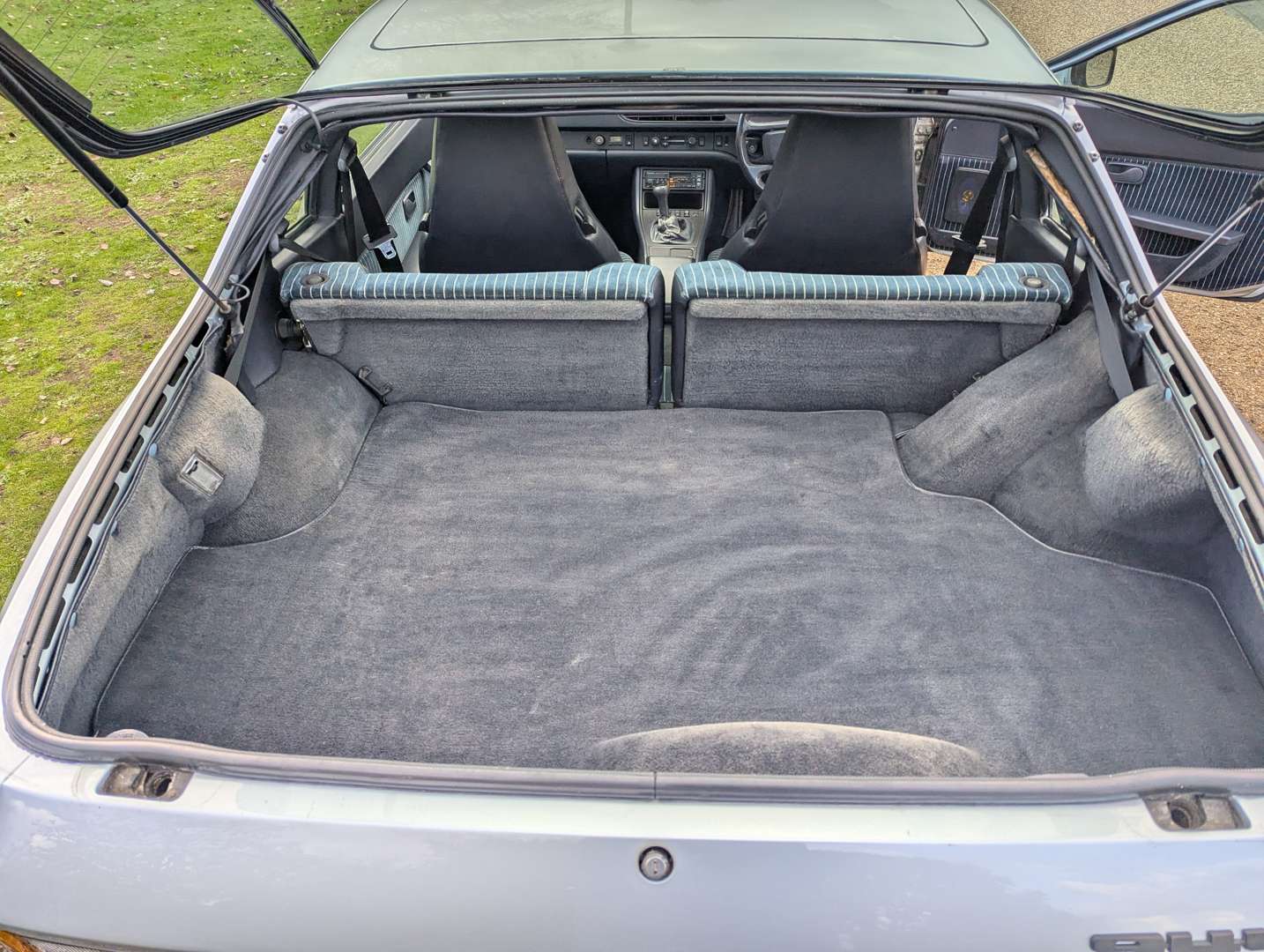 <p>1988 PORSCHE 944</p>