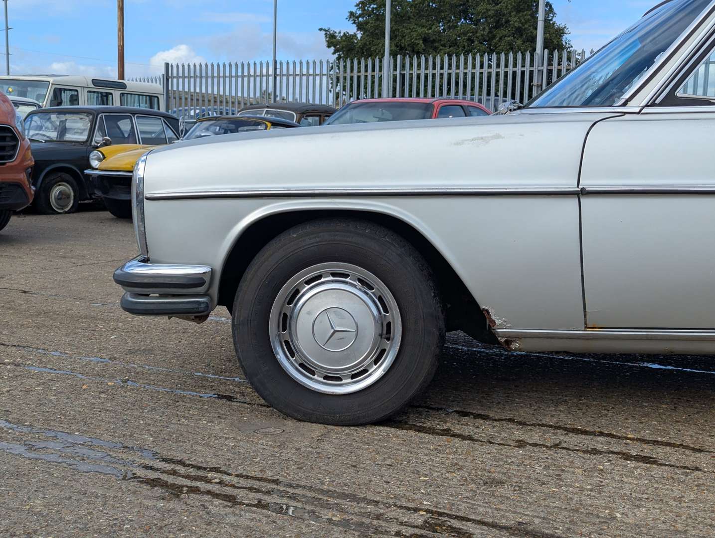 <p>1973 MERCEDES 280 CE AUTO</p>