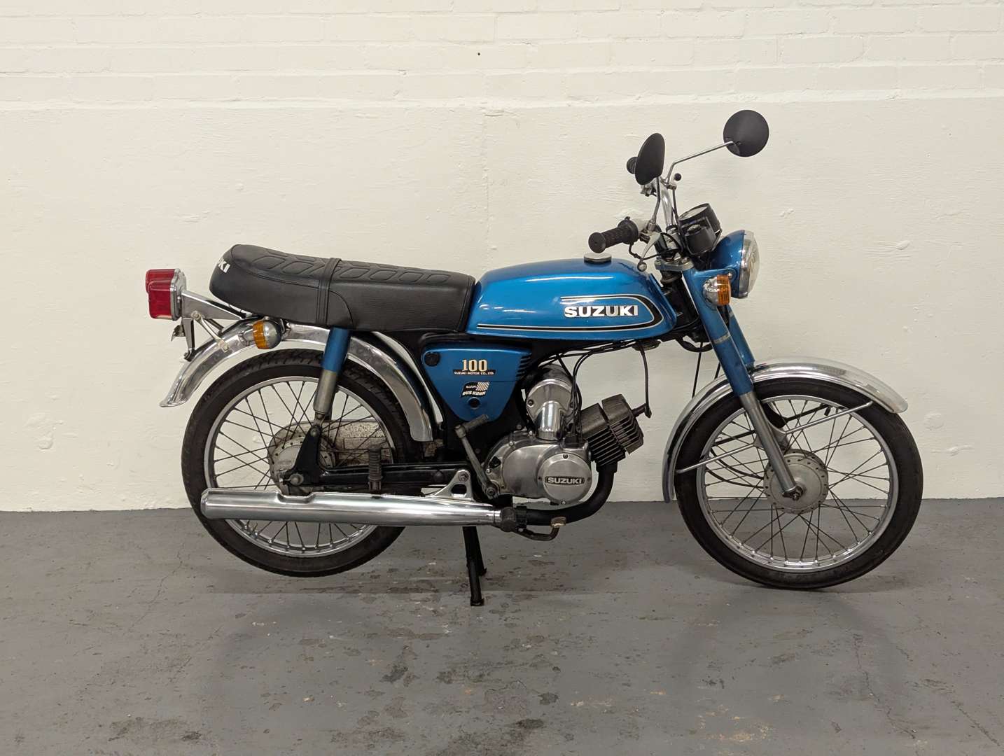 <p>1977 SUZUKI A100</p>
