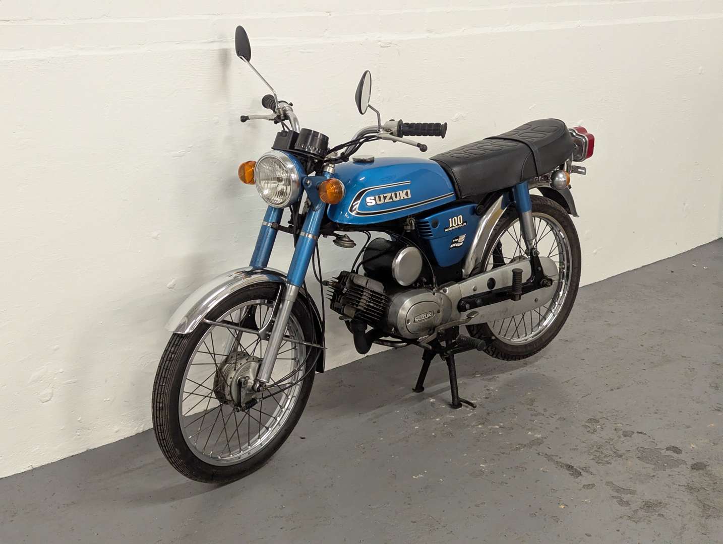 <p>1977 SUZUKI A100</p>