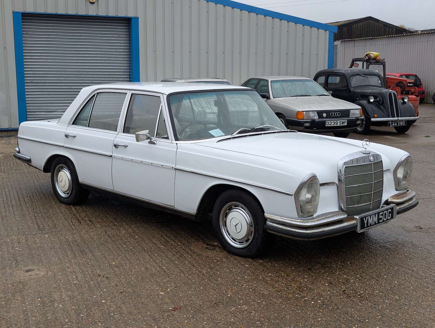 <p>1968 MERCEDES 250 SE</p>