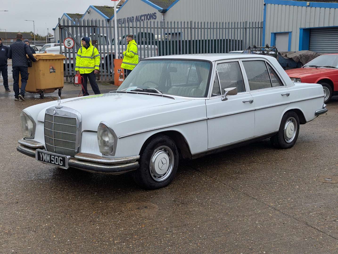 <p>1968 MERCEDES 250 SE</p>